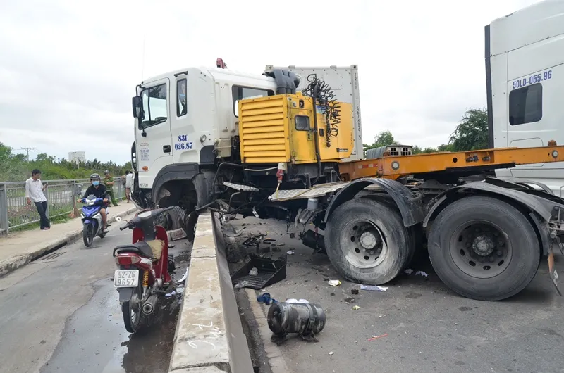 Phần đầu xe hư hỏng sau khi lao vào dải phân cách, nhiều bộ phận gãy rời